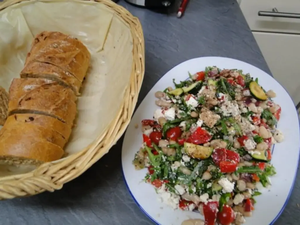 Салат из белой фасоли с сыром фета и рукколой