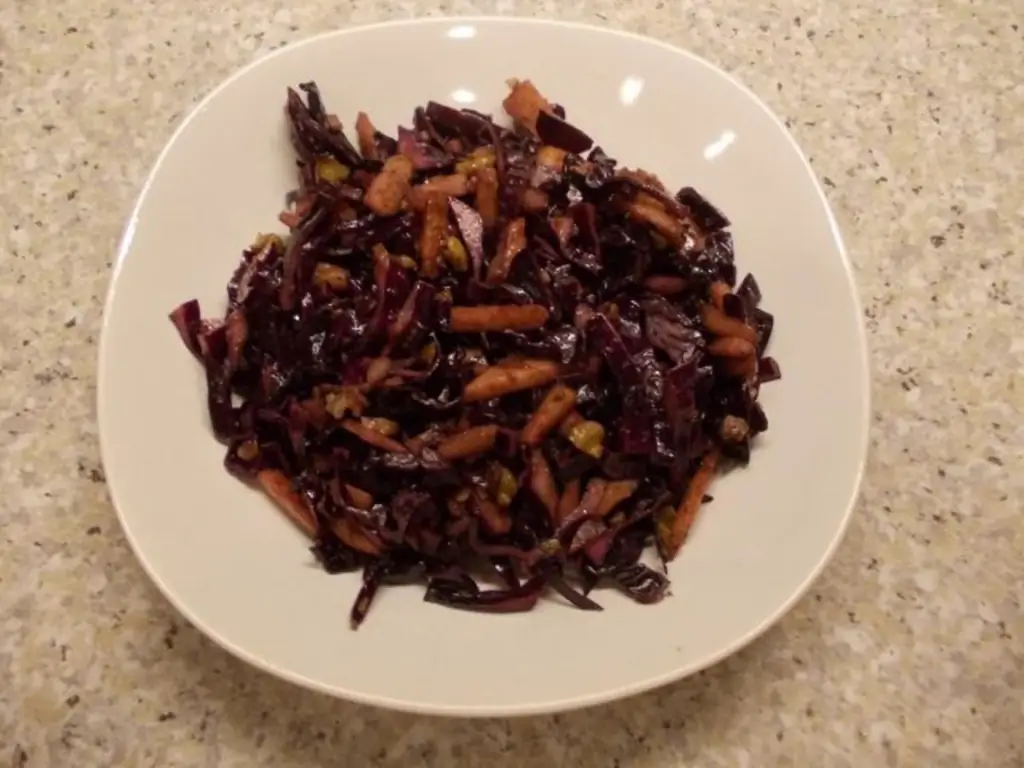 Салат из красной капусты с яблоками и грецкими орехами