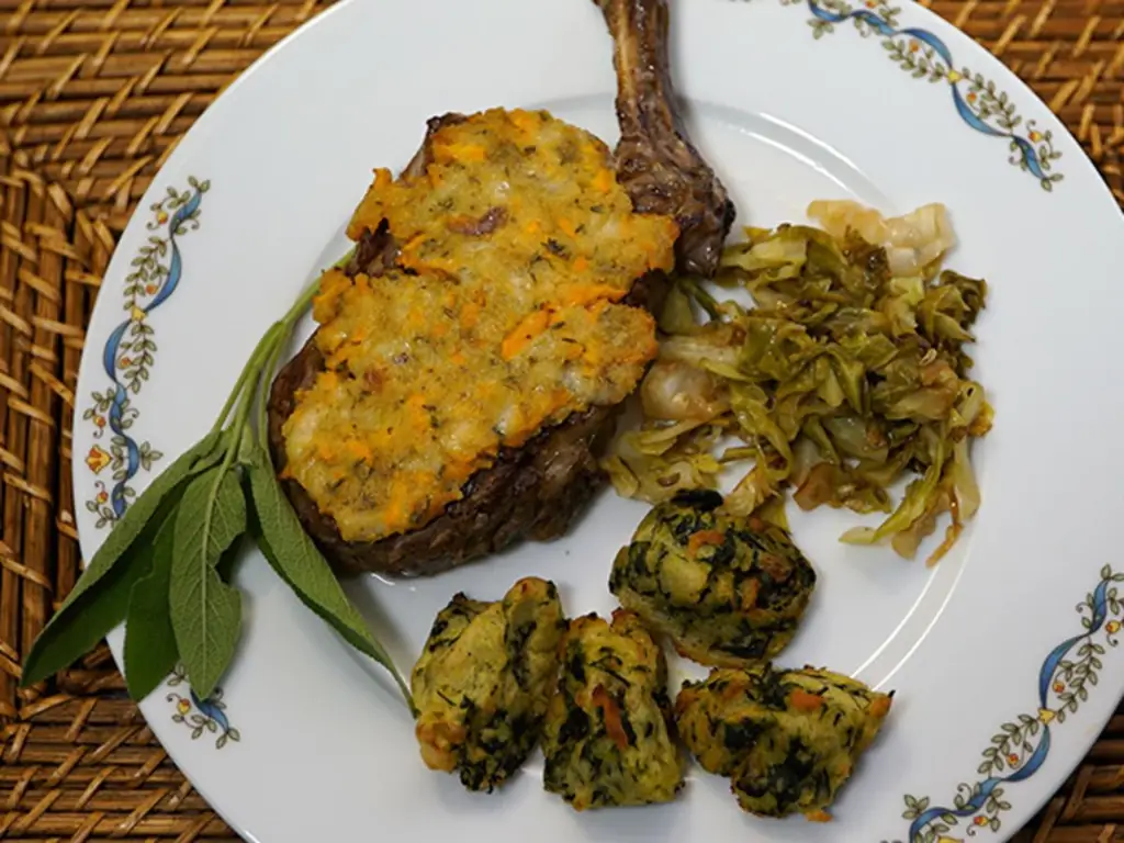 Телячья отбивная в панировке, овощи и картофель