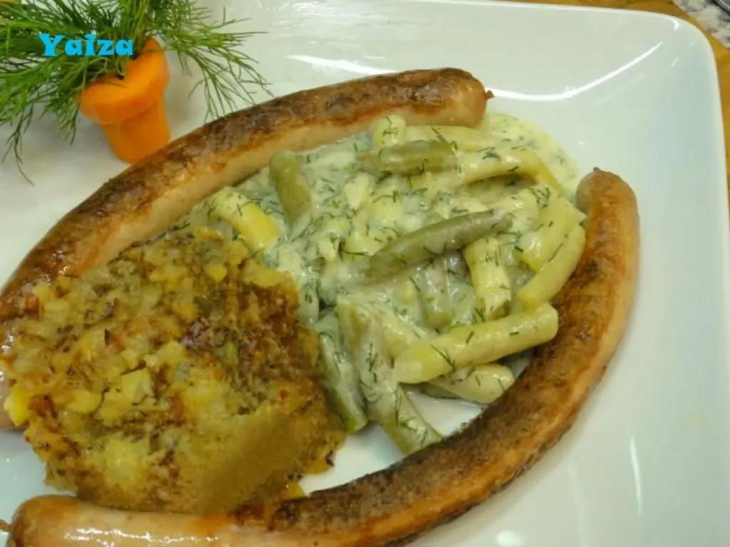 Братвурст, фасоль с укропом и картофельные оладьи