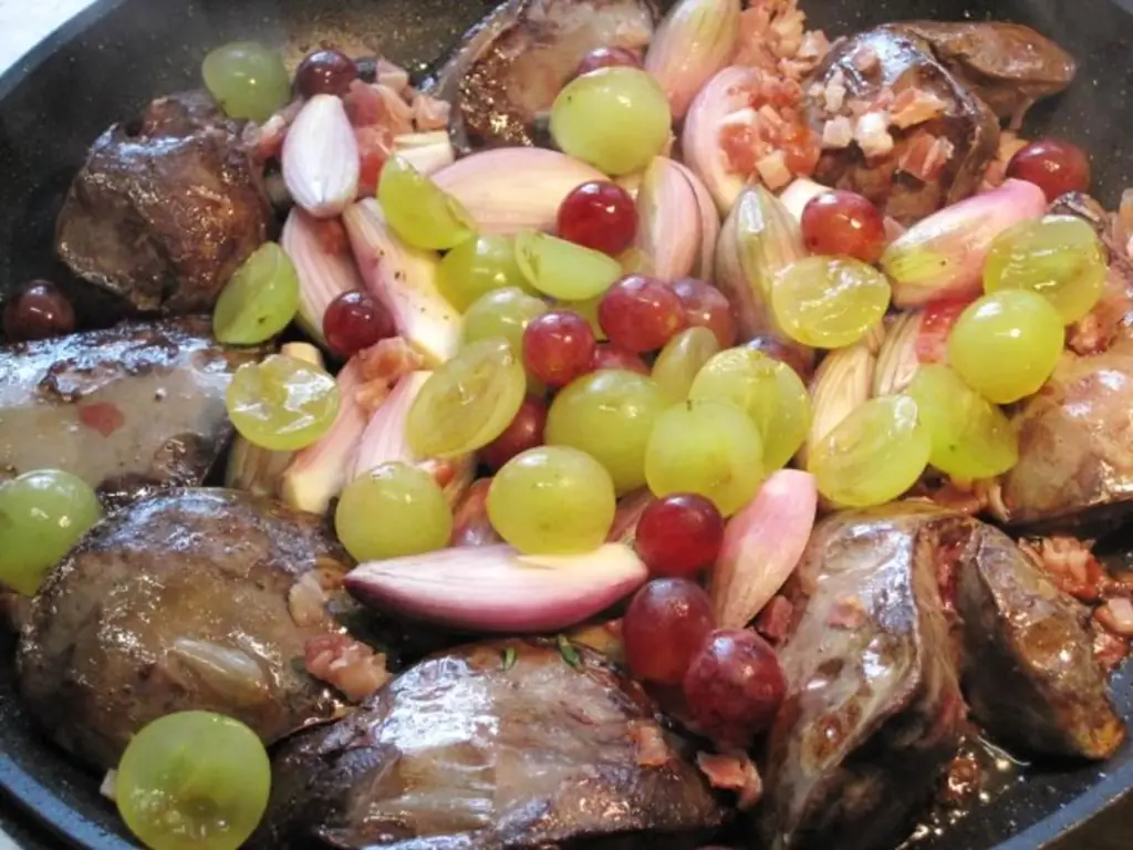 Куриная печень с виноградом