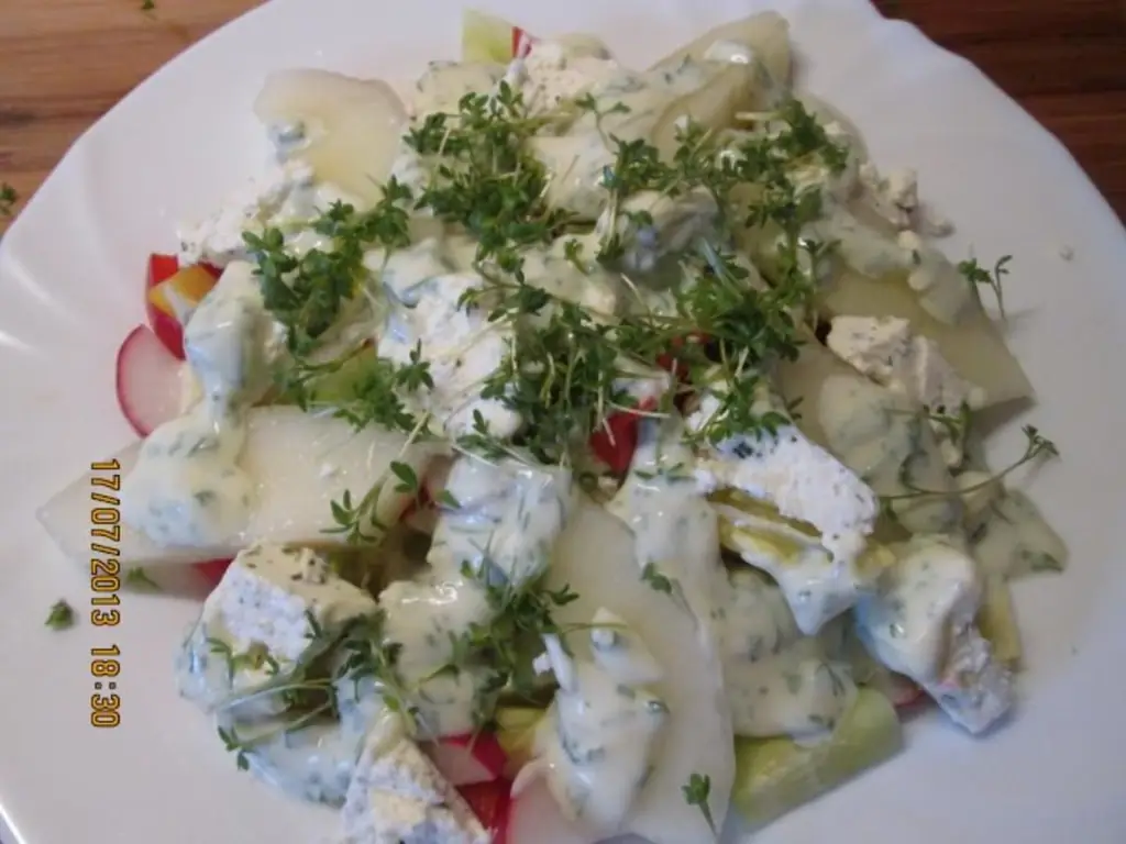 Салат с дыней и зеленью с белым сыром и йогуртом