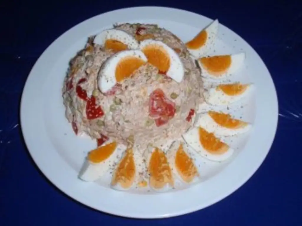 Красочный салат из тунца с яйцом