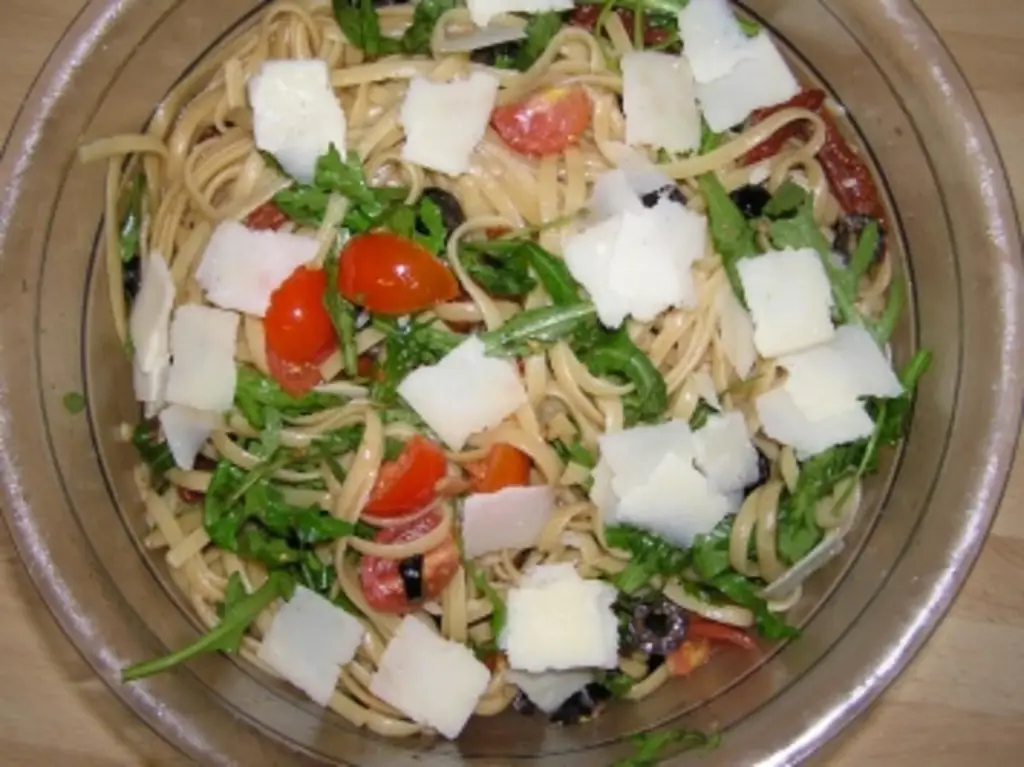Руккольный салат с макаронами