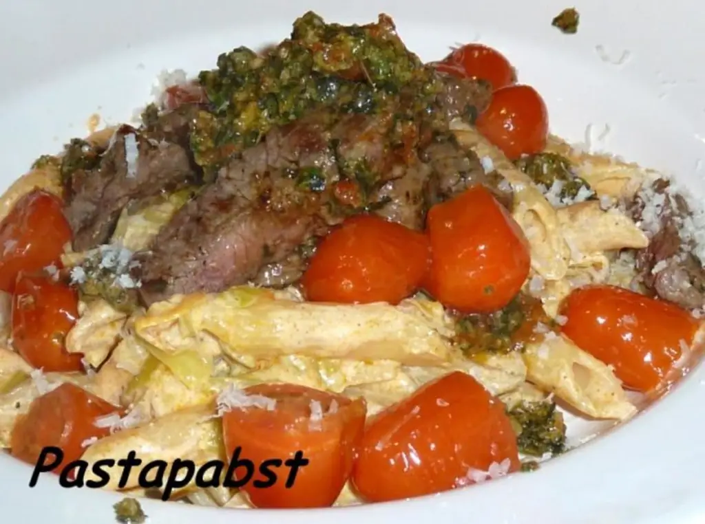 Пенне со стейком и соусом песто
