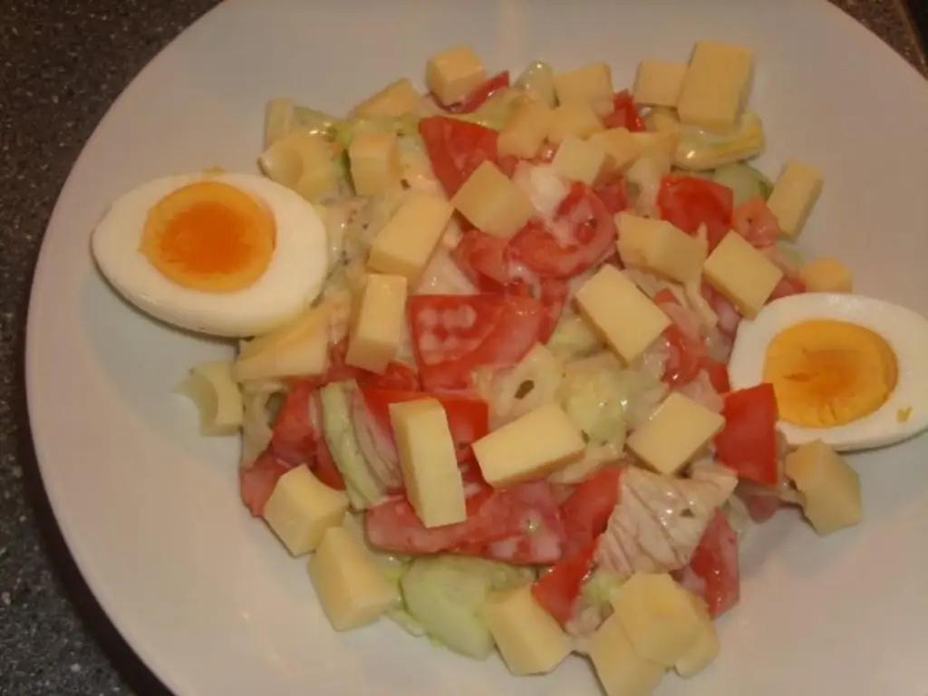 Салат-микс в йогуртовом соусе с яйцом и сыром