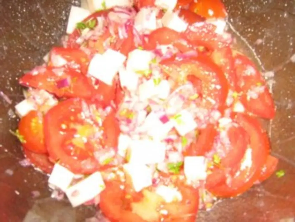Салат из помидоров с козьим сыром и кресс-салатом
