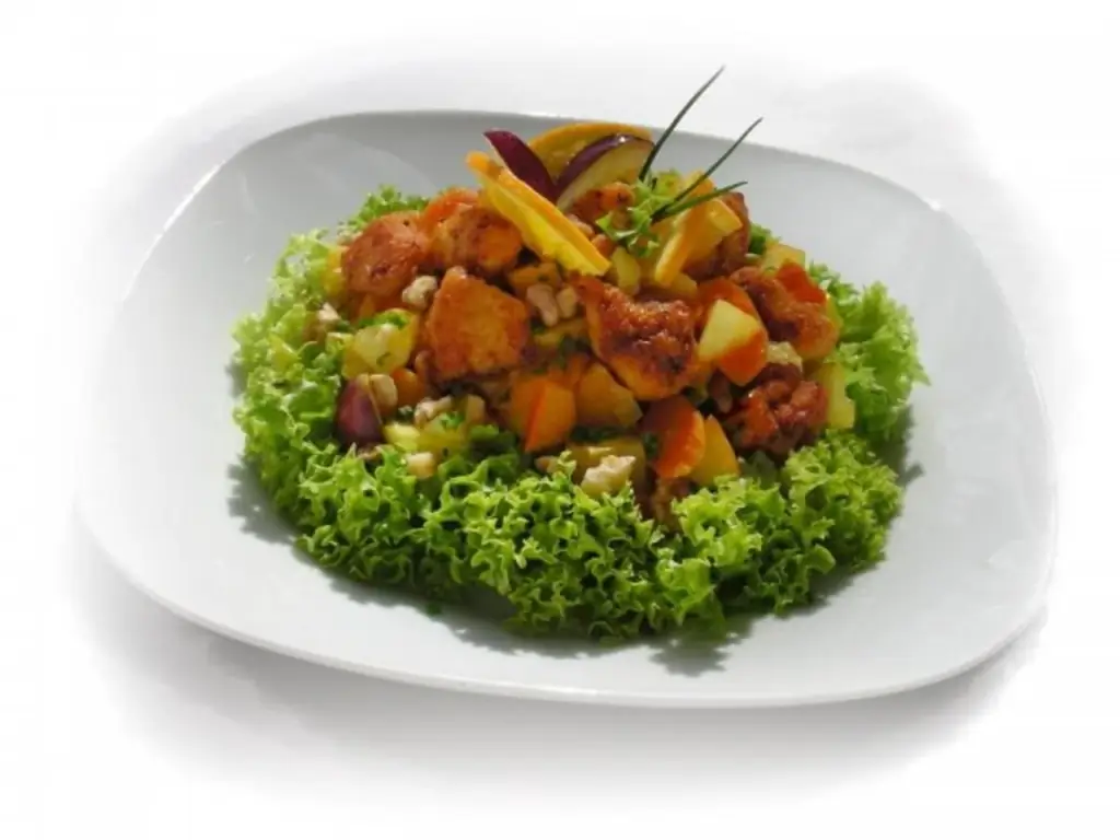 Осенний салат из тыквы с фруктами и курицей