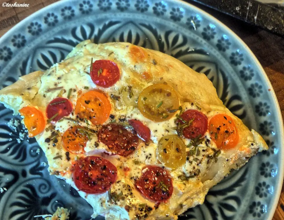 Flammkuchen с красочными помидорами