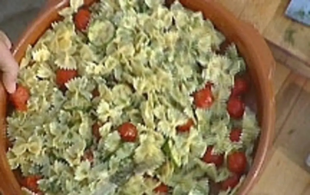 Салат из макарон с кабачками и хреном