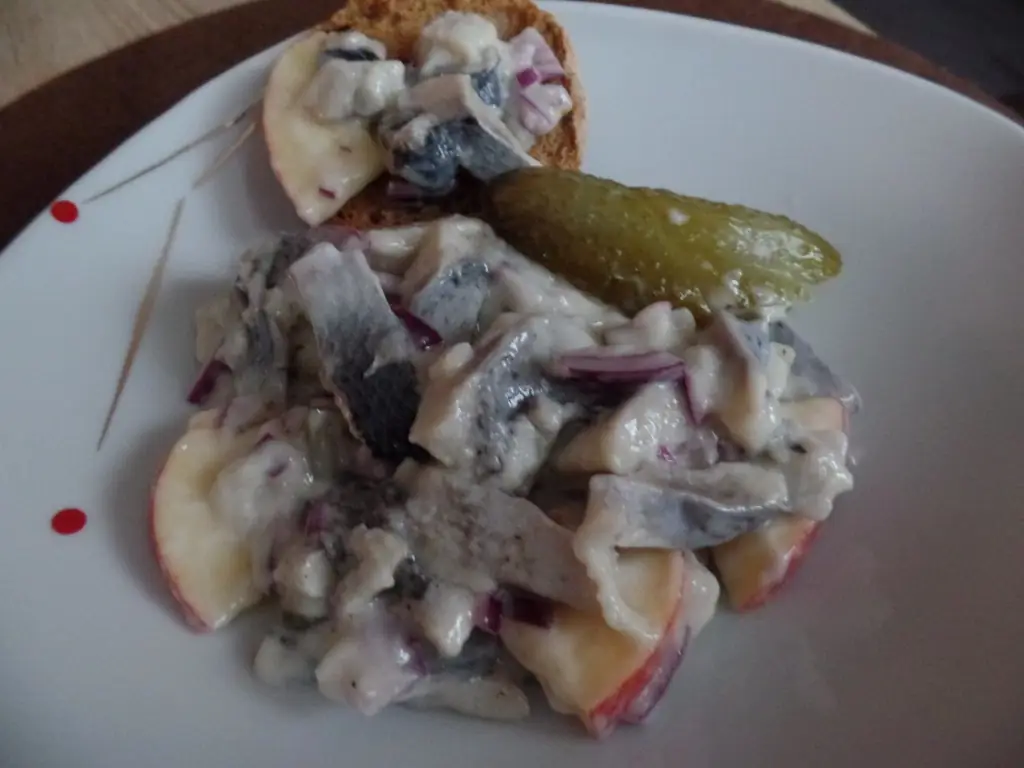 Салат из сельди Вкусная классика с корнишонами, яблоками и майнезом