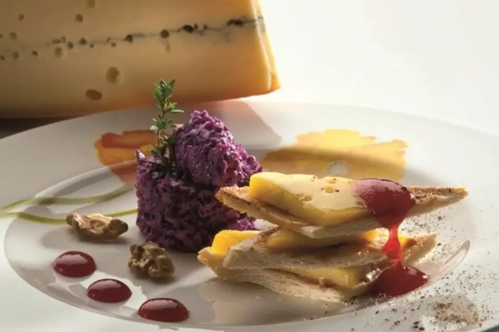 Millefeuille с Morbier AOP на подушке из нарезанного салата из красной капусты