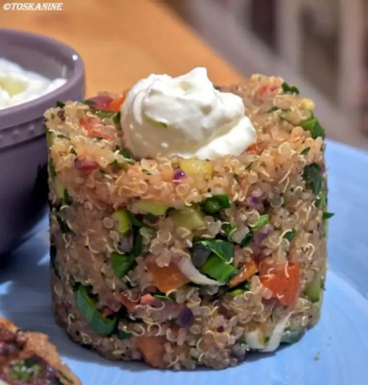 Красочная киноа с фрикадельками и чесноком