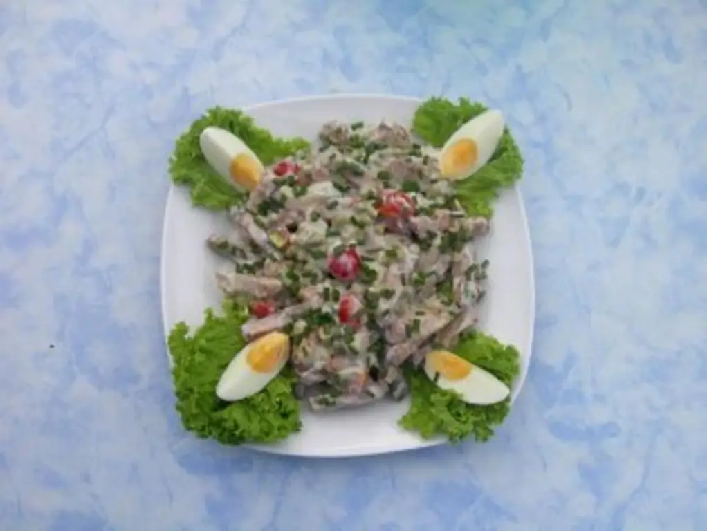 Салат из индейки с обжаренными полосками индейки и консервированным горошком