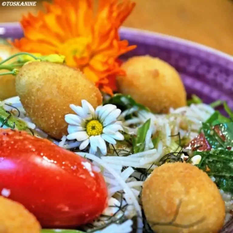 Дикий салат с жареными перепелиными яйцами