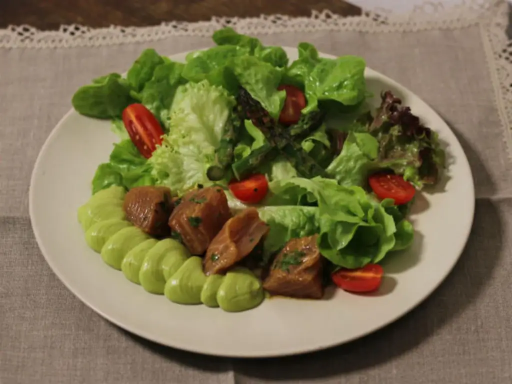 Маринованный тунец с авокадо и салатом