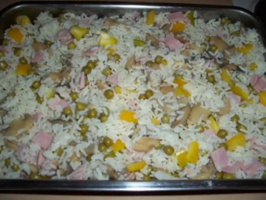 Рисовая запеканка с ветчиной и горошком