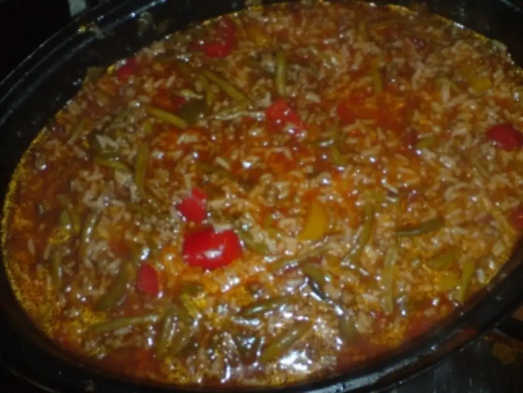 Горячее рагу с рисом и мясным фаршем