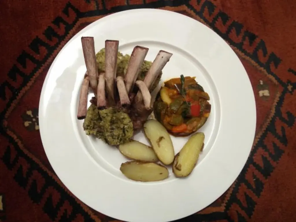 Rôti carre d'agneau avec croute des оливки
