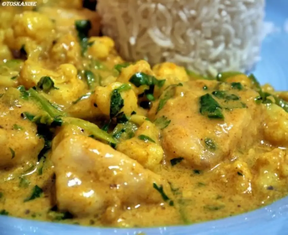 Карри с курицей, цветной капустой и горохом