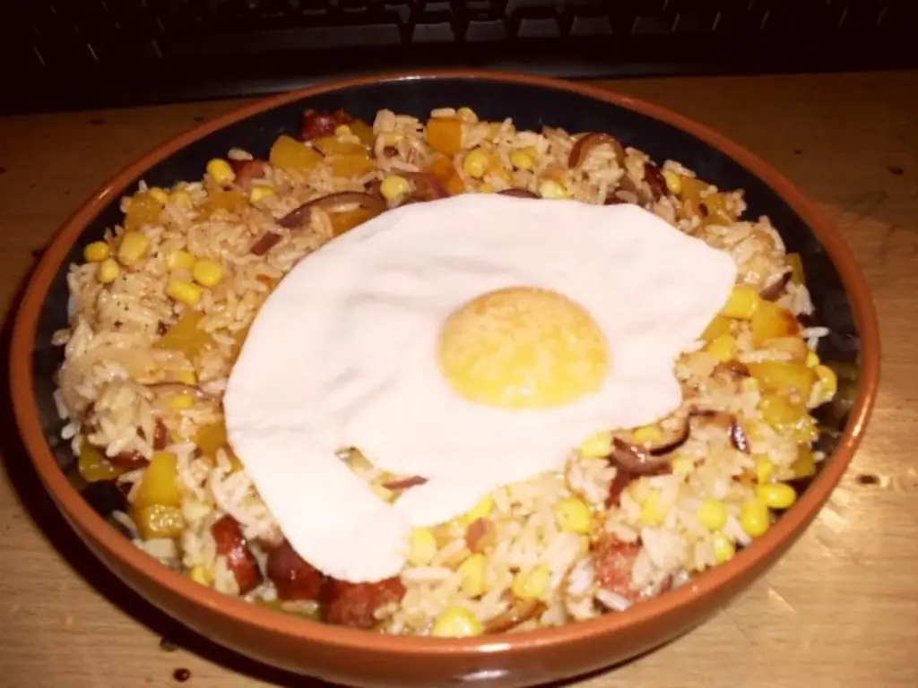 Красочный жареный рис