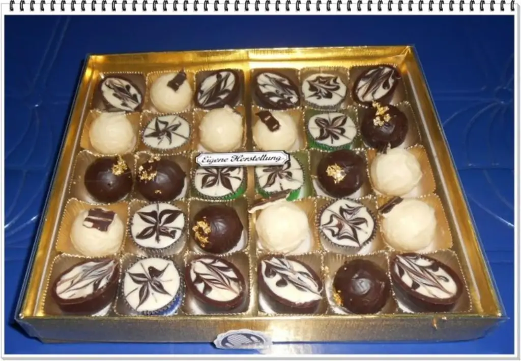 Клубника на водочном пралине и маракуйя на трюфеле Batida de Coco