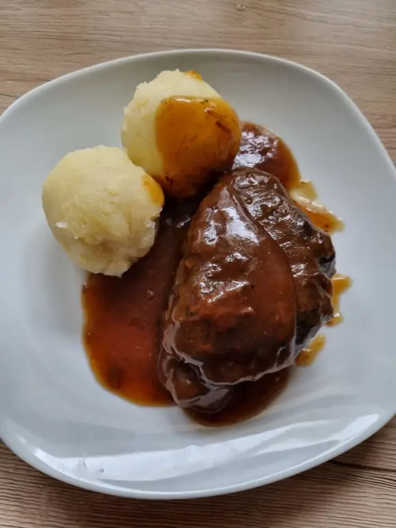 Sauerbraten из говяжьих щечек