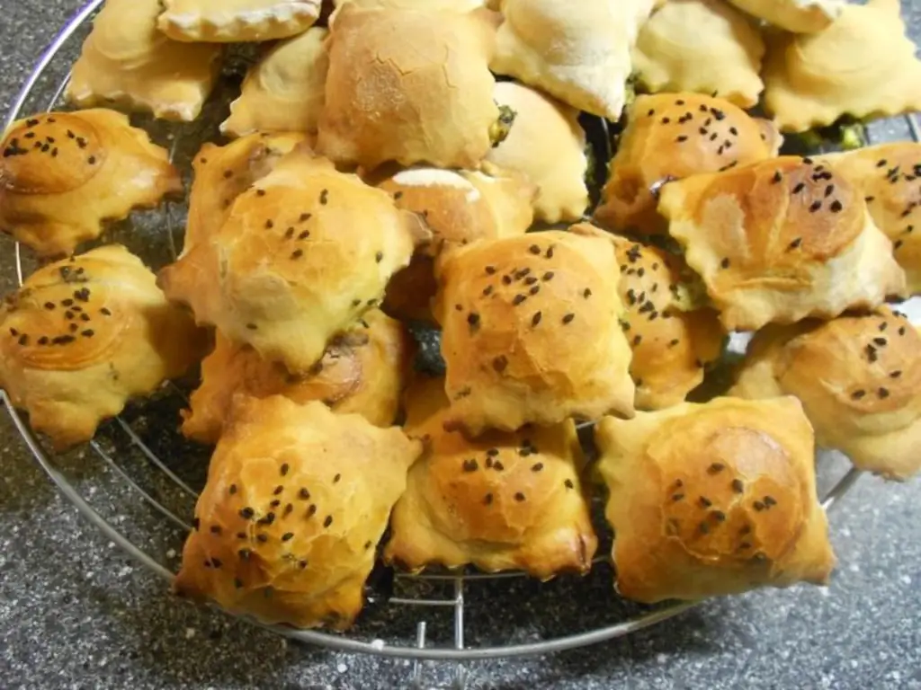 Маленькие дрожжевые клецки со шпинатом и фетой а-ля мини