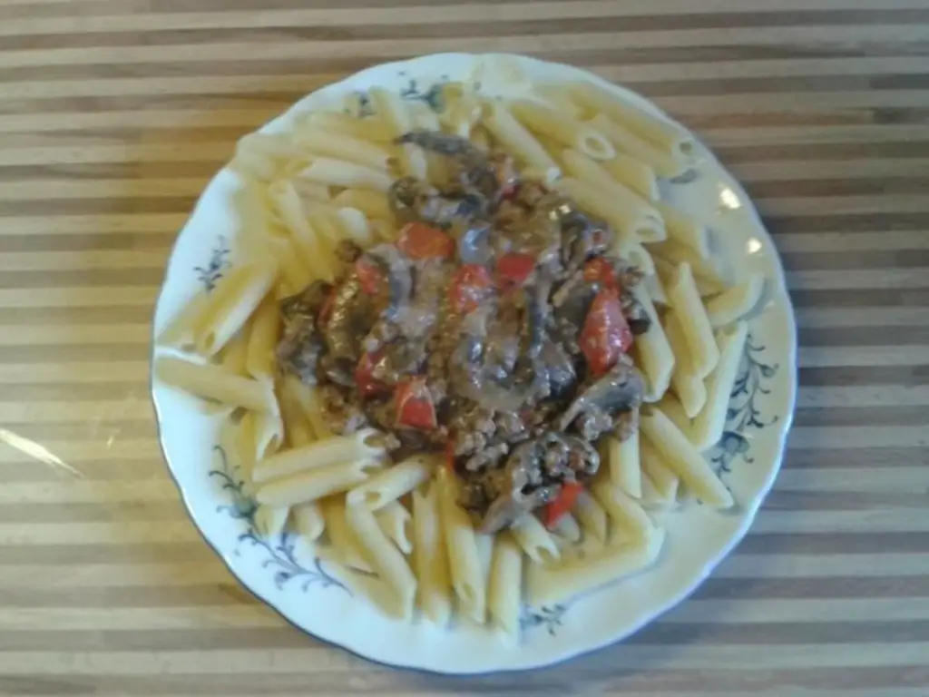 Сковородка с грибным кремом, смешанная с грибами и мясным фаршем