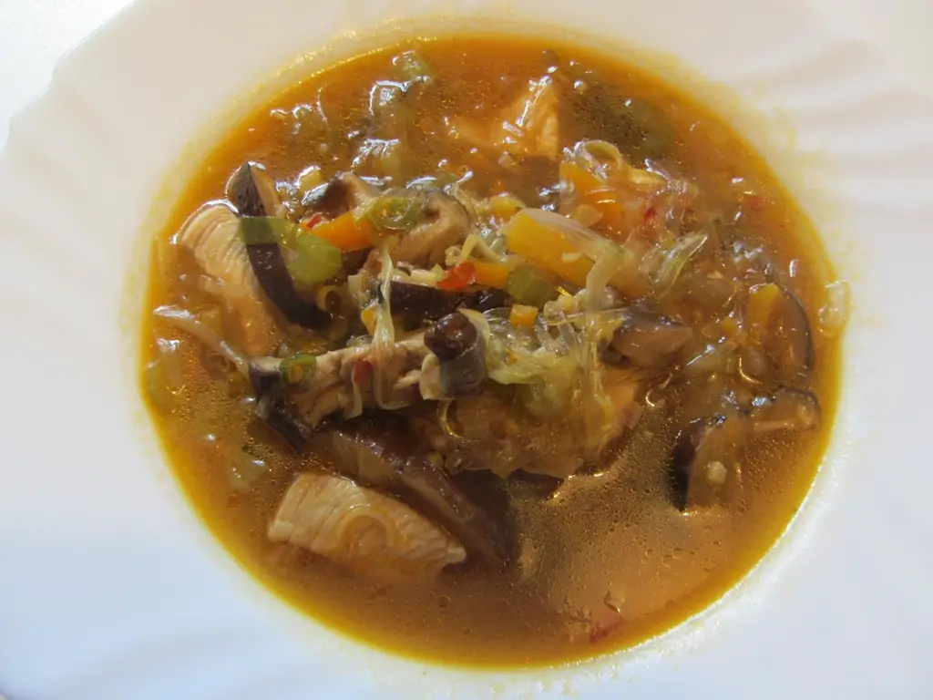 Китайский суп со стеклянной лапшой, вкусный