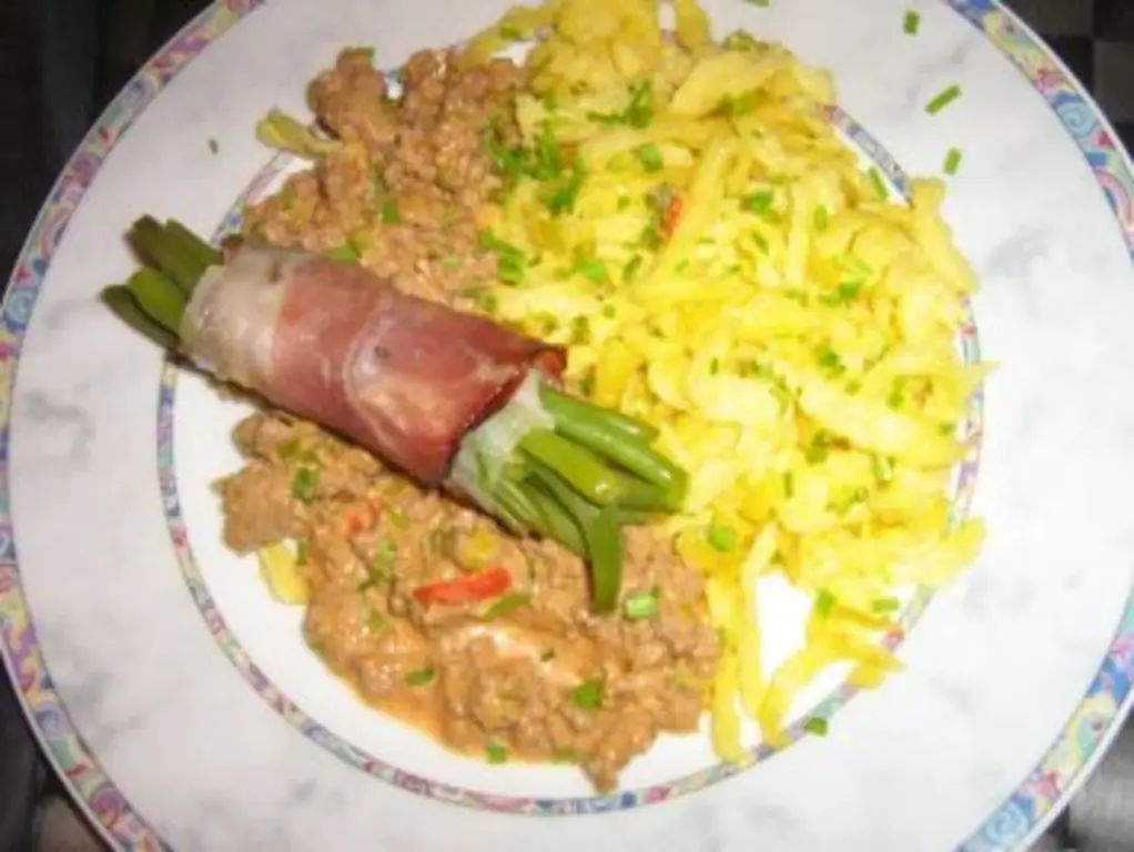 Шпецле с пакетиками фасоли и вкусным соусом из мясного фарша