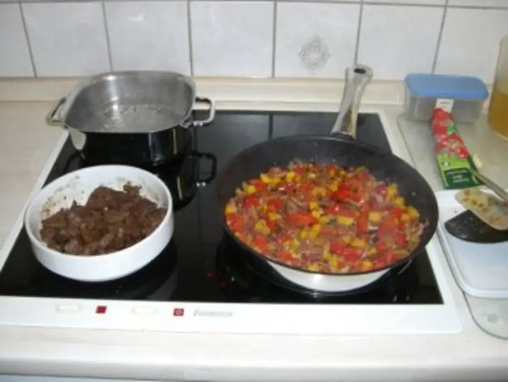 Тушеная печень с перцем и рисом