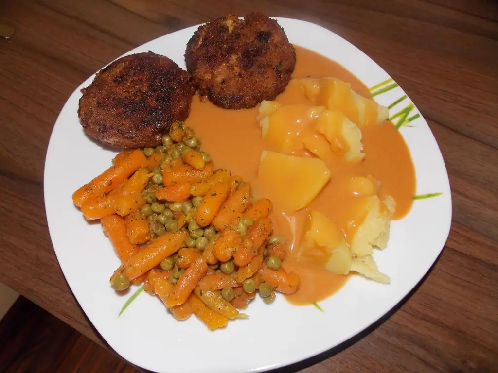Roastballs с овощным ассорти, отварным картофелем и соусом
