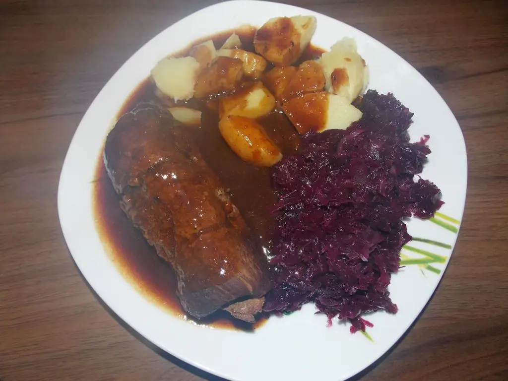 Говяжьи рулеты с красной капустой и картофелем