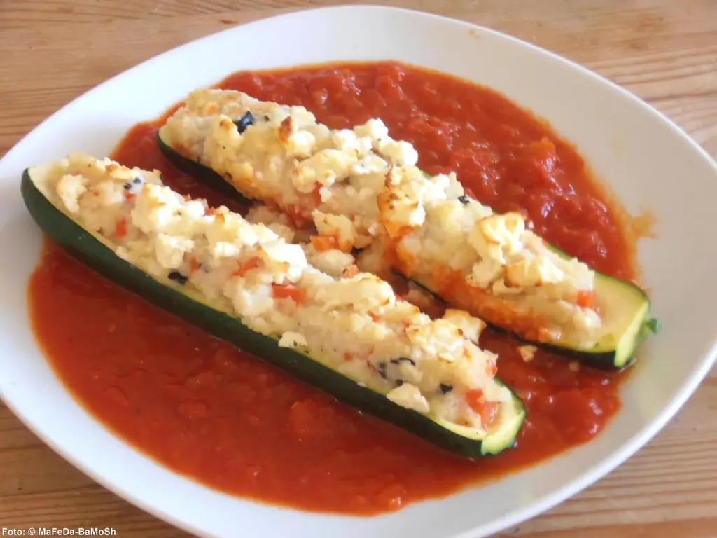Фаршированные кабачки (вегетарианские)