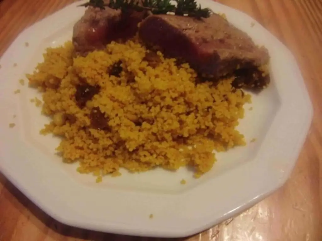 Филе ягненка с изюмом, кускусом и хариссой