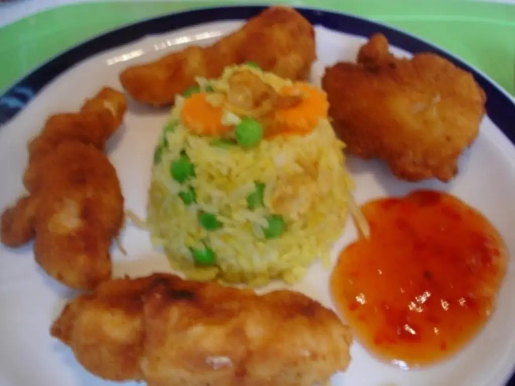 Запеченное филе куриной грудки с жареным рисом