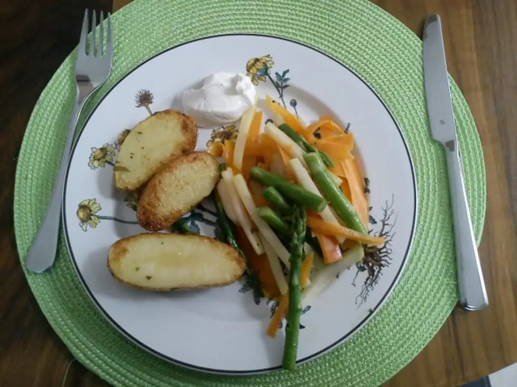 Картофель с розмарином и жареными овощами
