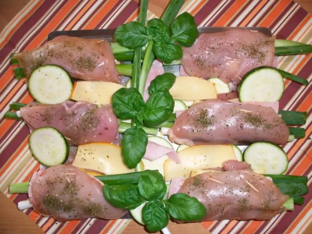 Фаршированное куриное филе. Овощи кабачки с разницей