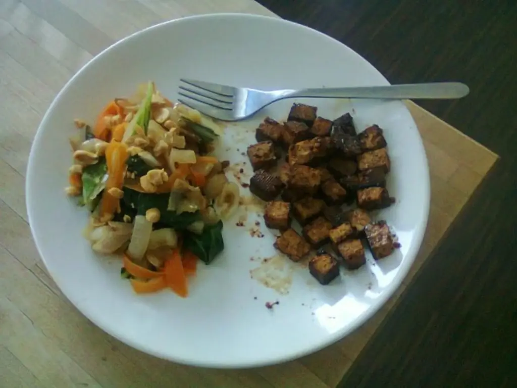 Морковная тальятелле с мангольдом и арахисом, с маринованным тофу