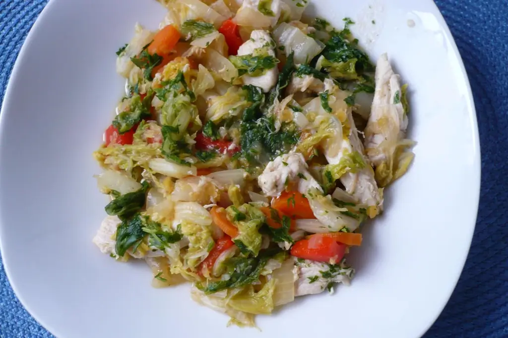 Тушеная пекинская капуста с куриными полосками