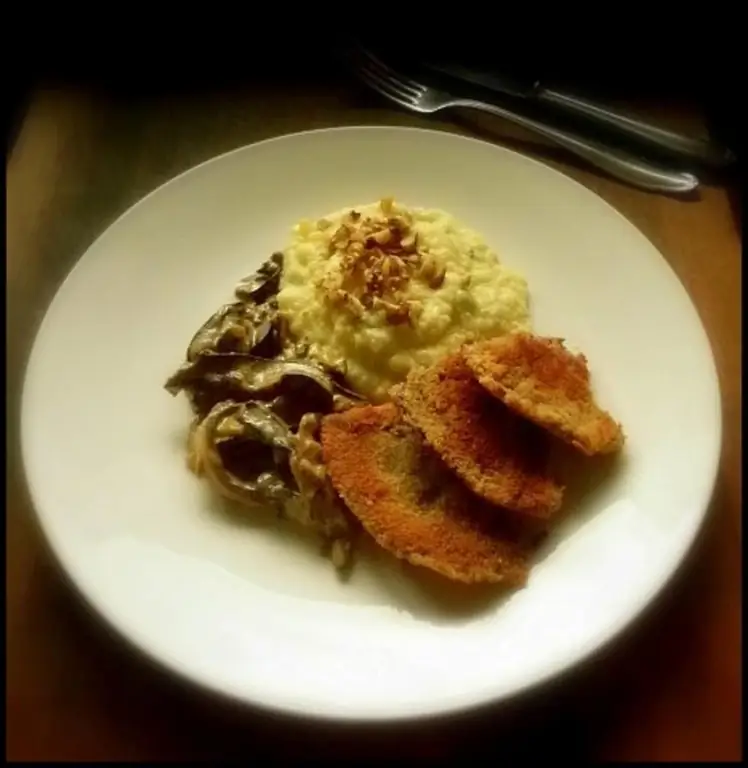 Пюре с голубым сыром и грецкими орехами, с грибами-зонтиками