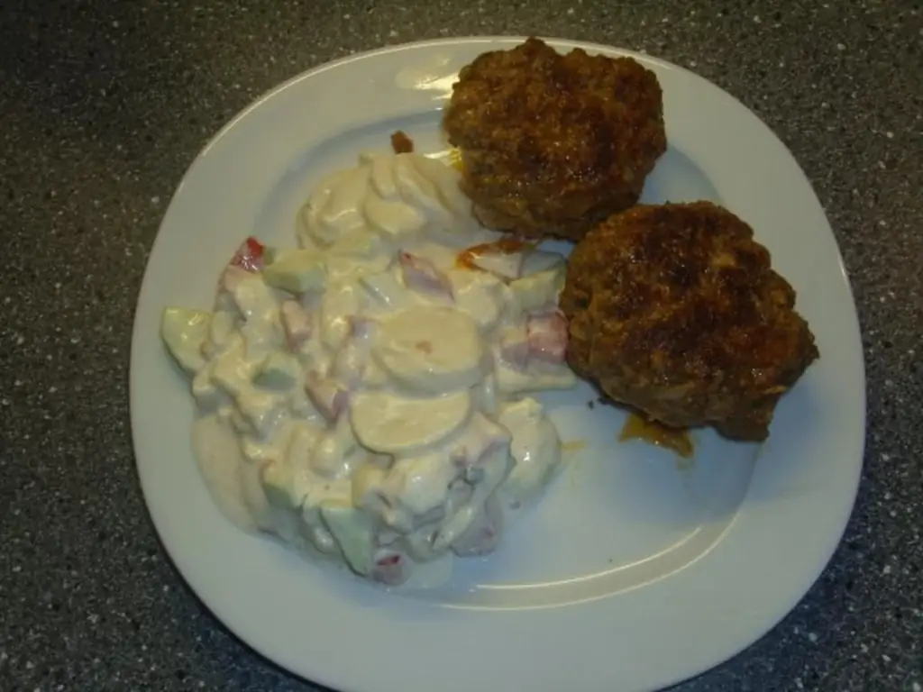 Фрикадельки с арахисовой стружкой и сыром фета