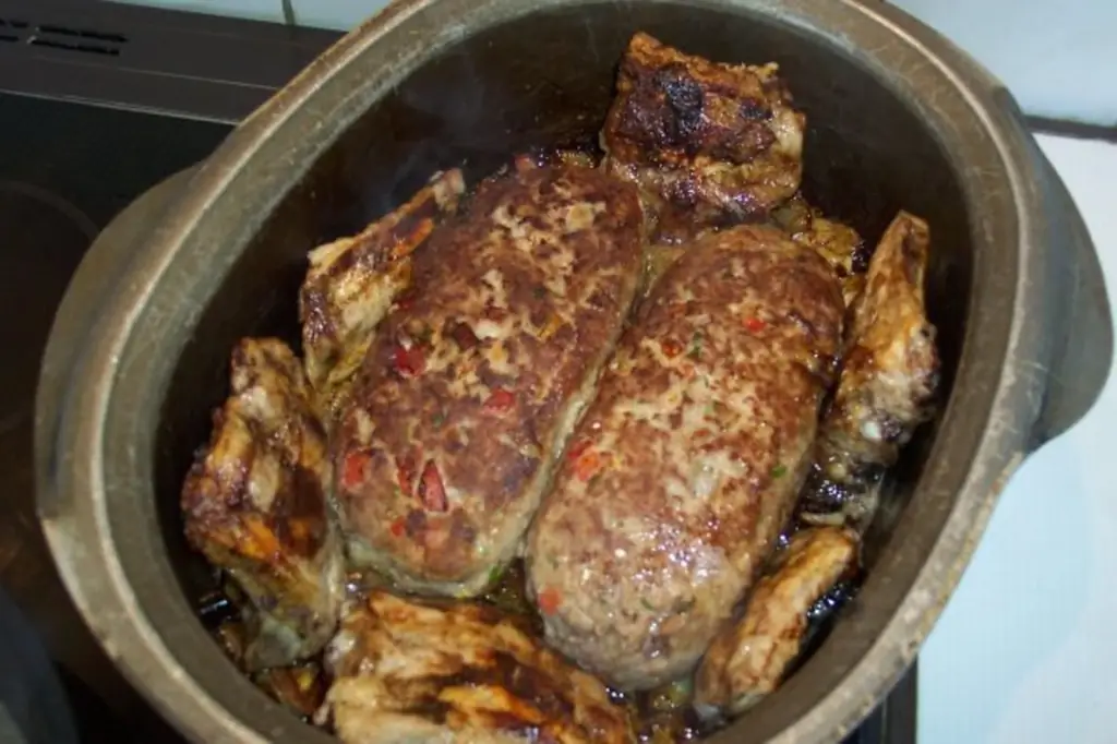 Половина и половина мясного рулета и яиц