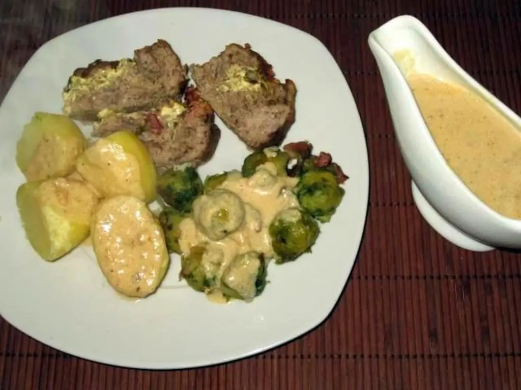Фаршированный мясной рулет с брюссельской капустой в горчичном соусе