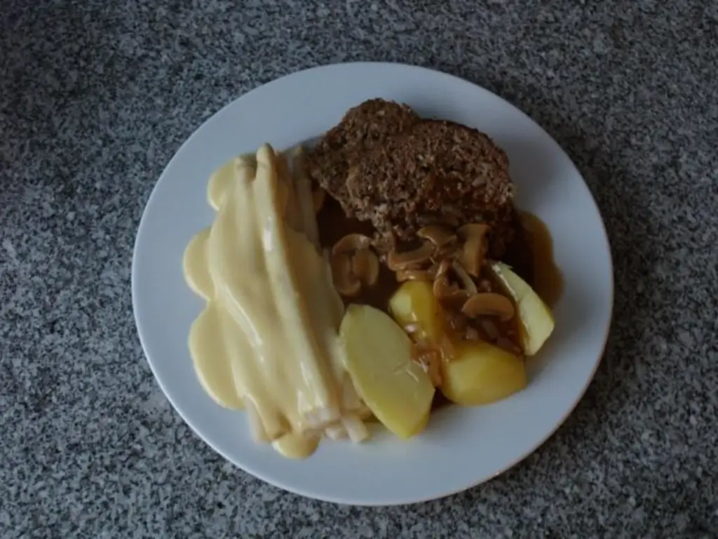 Мясной рулет вкусен как в горячем, так и в холодном виде