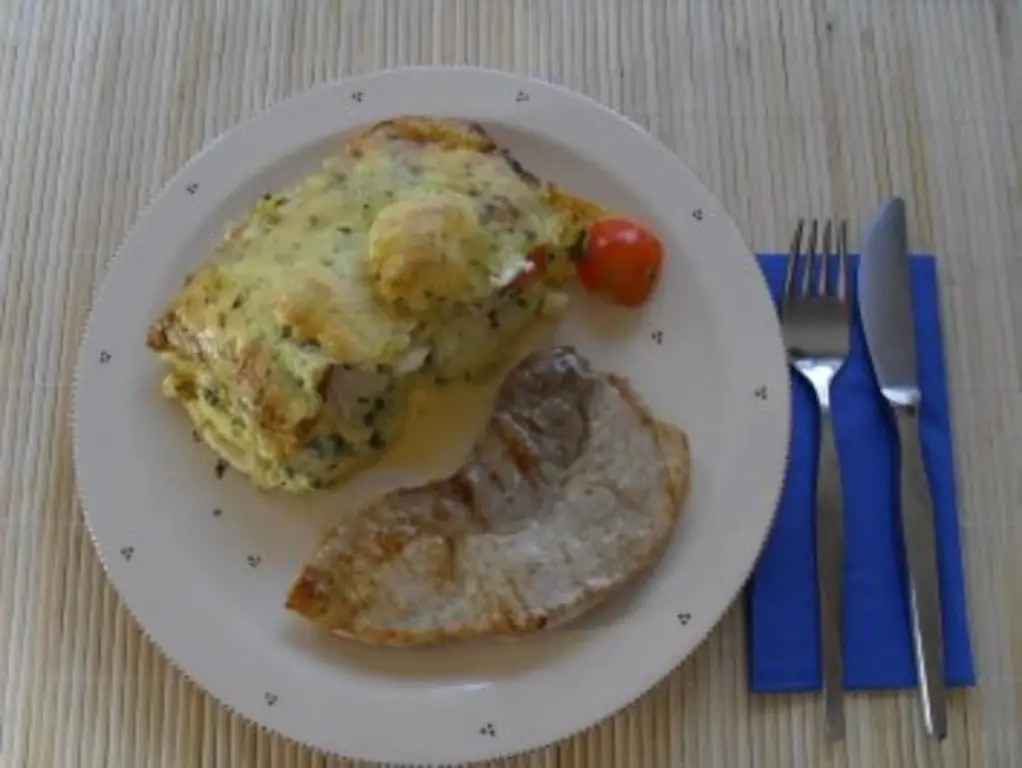 Картофельная запеканка с помидорами и яйцом