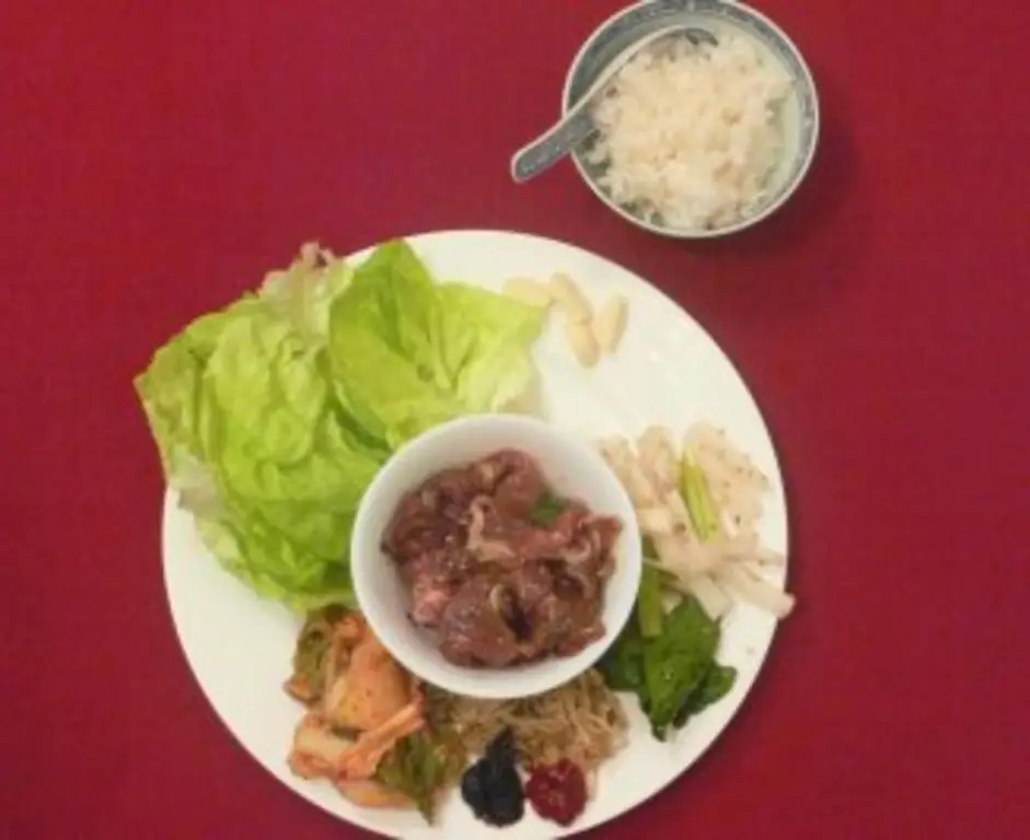 Бульгоги с кимчи, подается с салатом и рисом