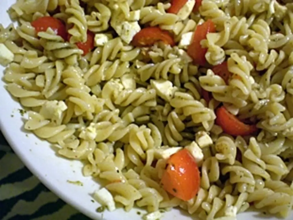 Салат из макарон с куриной грудкой