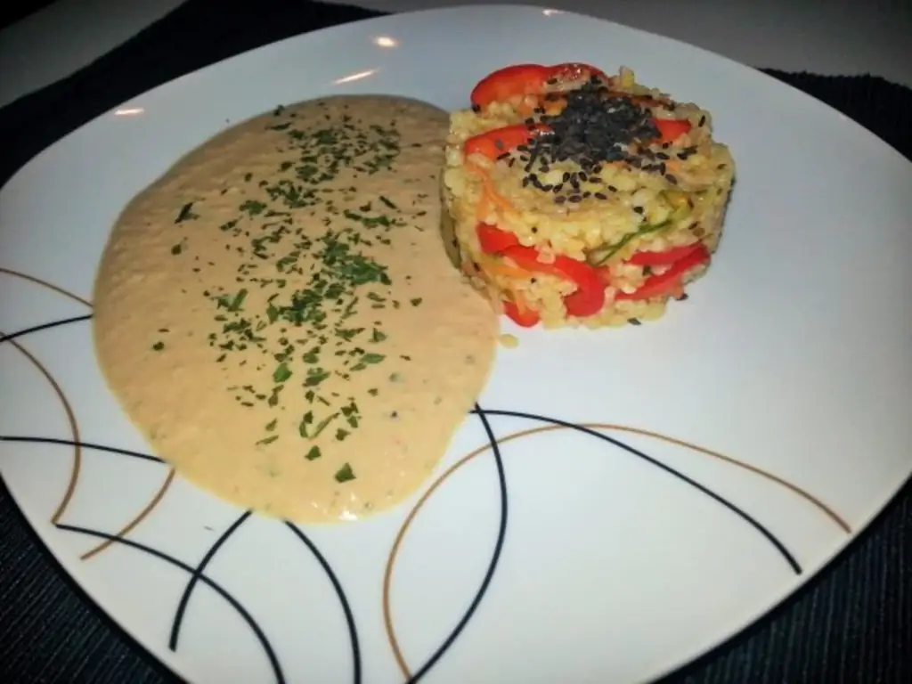 Салат из хрустящего булгура с соусом из тунца